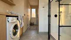 Duche com quebras de pressão quando a máquina de lavar está a encher? O que se passa (e como evitar)