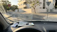 Quatro carros num cruzamento sem semáforos: porque é que a prioridade pode mudar num instante