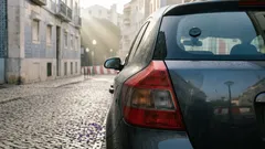 Porque é que o agente toca no seu carro numa paragem de trânsito (e porque não é um simples tique)