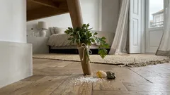 Atar raminhos de salsa aos pés da cama: por que está a virar moda (e que cuidados ter em casa)