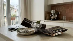 Porque é que algumas pessoas levam uma folha de louro embrulhada em alumínio na carteira (e quando faz sentido)