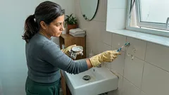 Uma pasta de dentes comum com detergente em pó: a mistura que ajuda nas manchas teimosas (e os cuidados a ter)