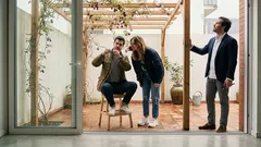 Perfume de baunilha no jardim: guia prático da Akebia quinata (e do cultivo responsável)