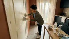 Como tirar o amarelado de portas lacadas brancas sem lixar (e quando já é melhor repintar)