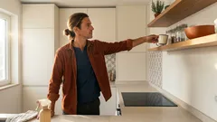 Prateleiras abertas na cozinha: a tendência que dá leveza — e como evitar arrependimentos