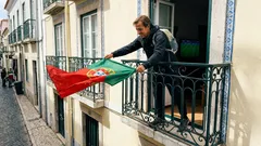 Segundo a psicologia, o que revela pendurar a bandeira do clube na varanda