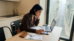 Quanto custa, afinal, tirar a carta de condução em Nova Iorque: taxas do DMV e o extra que muitos só descobrem no fim