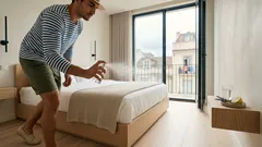 O truque do “cheiro de hotel” no quarto: spray leve para lençóis com óleos essenciais